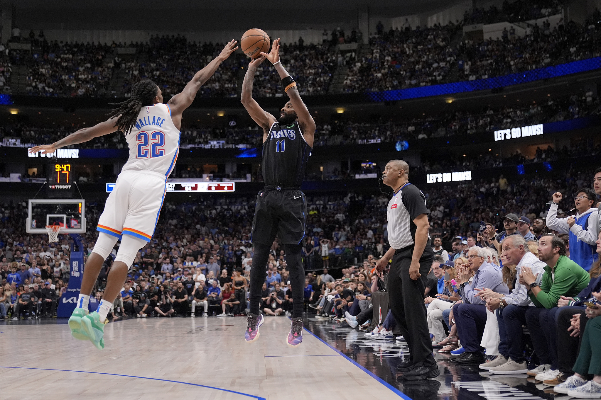 Cason Wallace (L) of the Oklahoma City Thunder defends against a shot by Kyrie Irving of the Dallas Mavericks during their NBA Playoffs in Dallas, U.S., May 18, 2024. /CFP