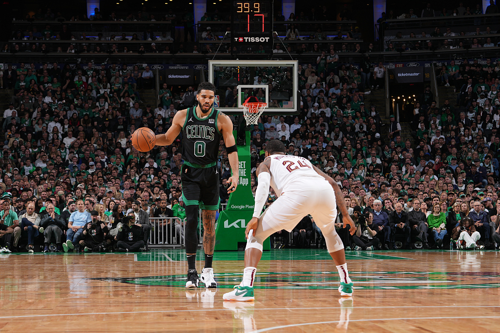 Jayson Tatum (L) of the Boston Celtics dribbles the ball during the NBA Playoffs against the Cleveland Cavaliers at the TD Garden in Boston, U.S., May 15, 2024. /CFP