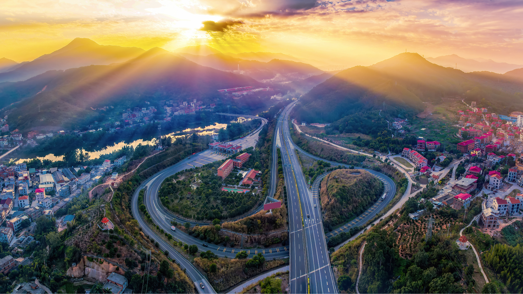 The mesmerizing sight of winding highways against the backdrop of the sunset's afterglow, Quanzhou City, southeast China's Fujian Province, December 20, 2021. /CFP