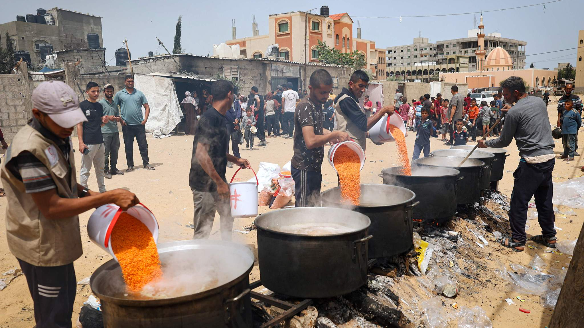 Volunteers prepare food for displaced Palestinians in Rafah on the southern Gaza Strip, May 19, 2024. /CFP