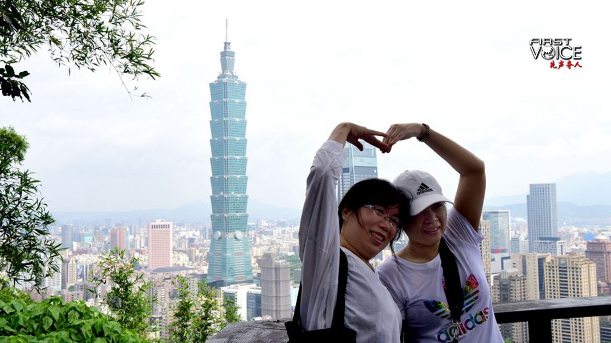 Tourists pose for a photo at Xiangshan Mountain in Taipei, Southeast China's Taiwan, July 21, 2019. Photo: Xinhua
