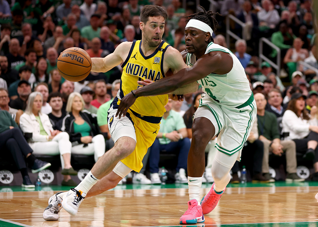 Jrue Holiday (R) of the Boston Celtics guards T.J. McConnell of the Indiana Pacers in Game 1 of the NBA Eastern Conference Finals at TD Garden in Boston, Massachusetts, May 21, 2024. /CFP