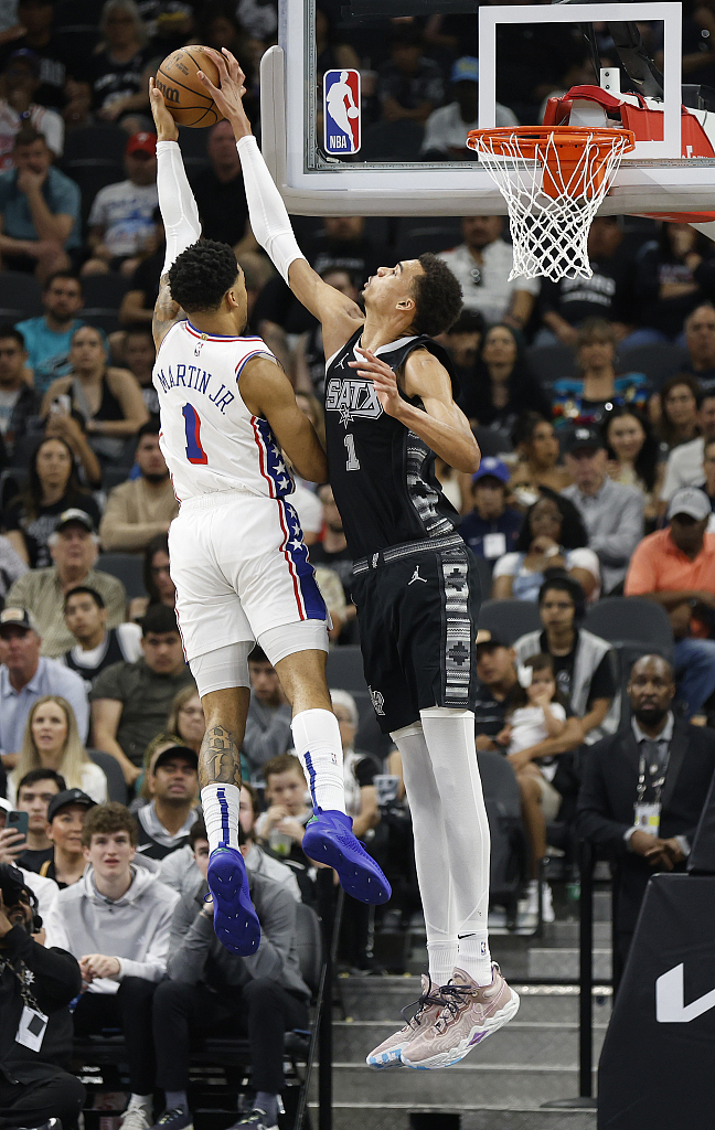 Victor Wembanyama (R) of the San Antonio Spurs blocks a shot by KJ Martin of the Philadelphia 76ers in the game at the Frost Bank Center in San Antonio, Texas, April 7, 2024. /CFP