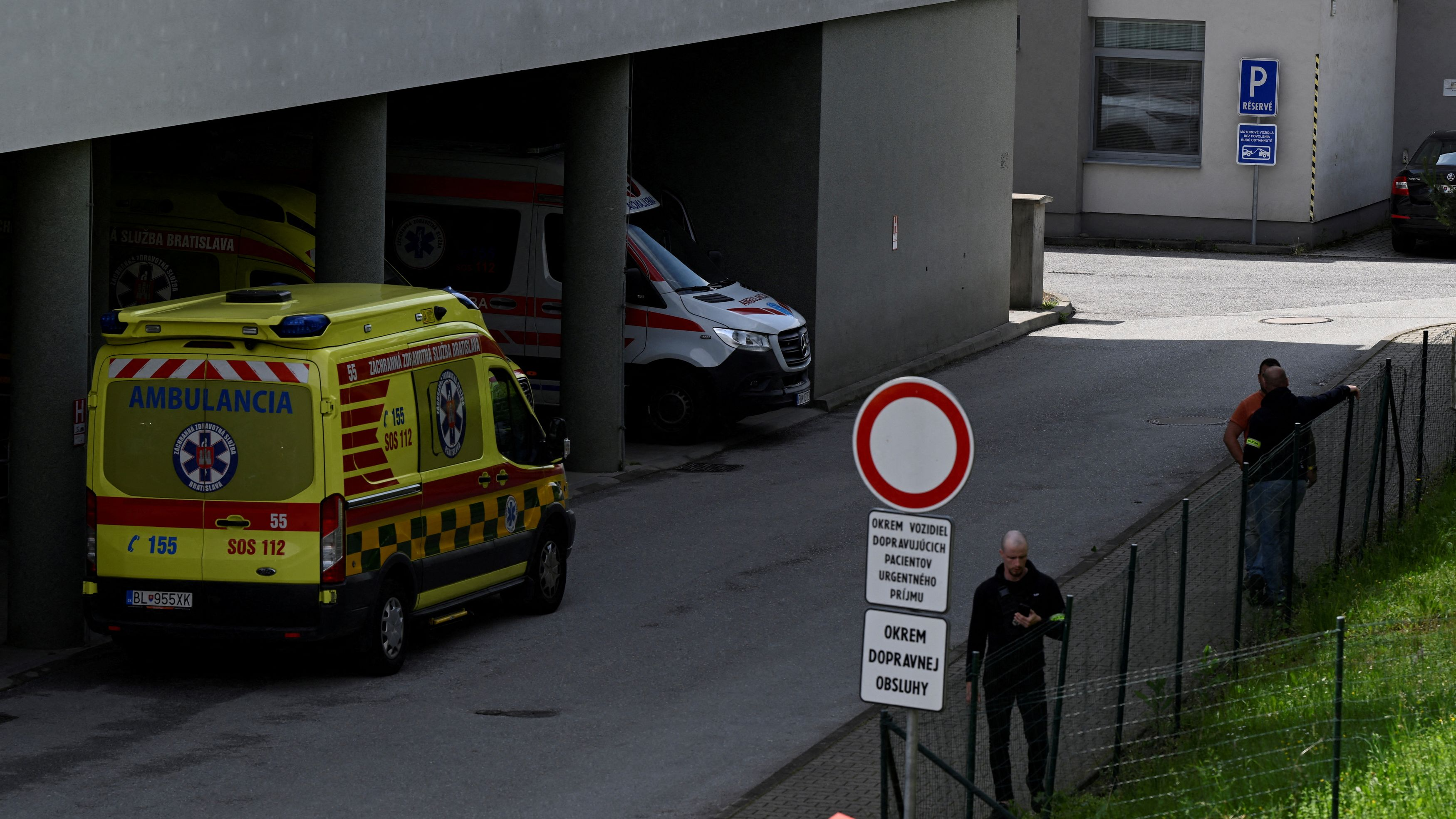 Police officers stand outside the F.D. Roosevelt University Hospital, where Slovak Prime Minister Robert Fico is hospitalised following an assassination attempt, in Banska Bystrica, Slovakia, May 21, 2024. /Reuters