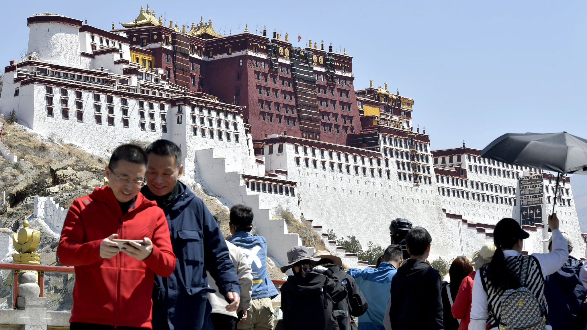 Tourists visit the Potala Palace in Lhasa, capital of southwest China's Xizang Autonomous Region, April 23, 2024. /CFP