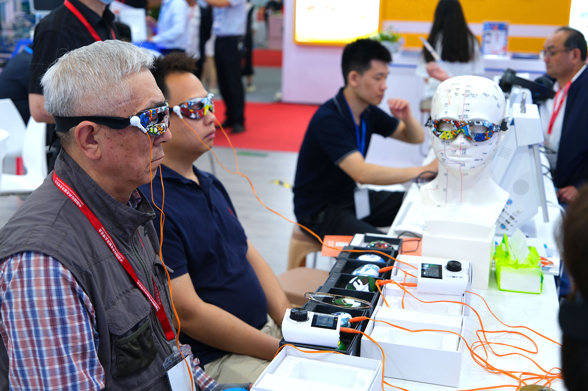 Participants at the 10th China International Senior Services Expo in Beijing explored wearable devices and self-service health check equipment, May 22, 2024. /CFP 