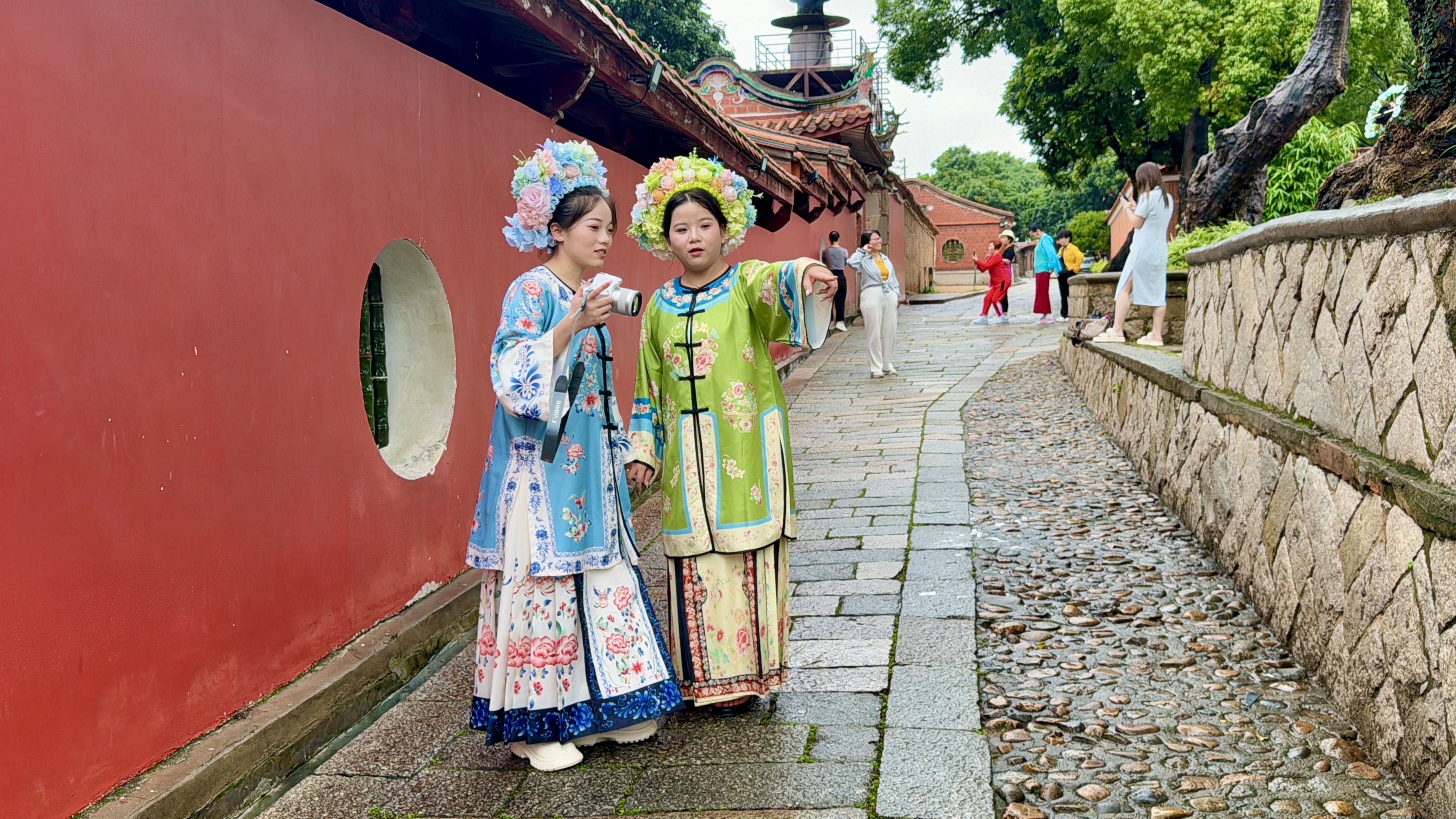 Tourists try on hairpin flowers, a cherished tradition in Quanzhou, Fujian Province on May 23, 2024. /CGTN