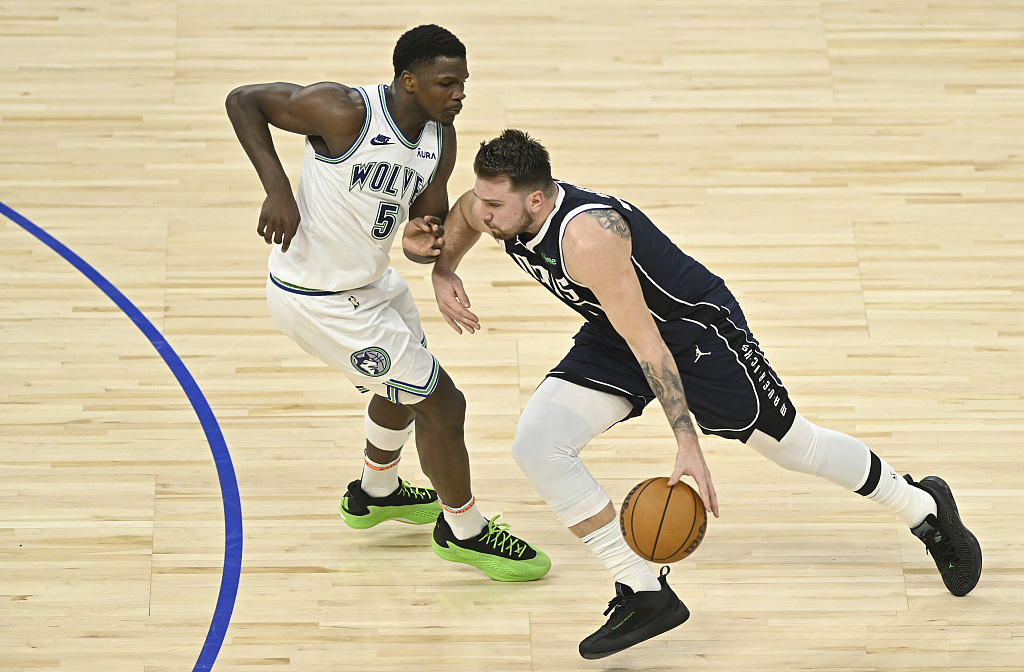 Luka Doncic (R) of the Dallas Mavericks penetrates to beat Anthony Edwards of the Minnesota Timberwolves' defense in Game 1 of the NBA Western Conference Finals at the Target Center in Minneapolis, Minnesota, May 22, 2024. /CFP