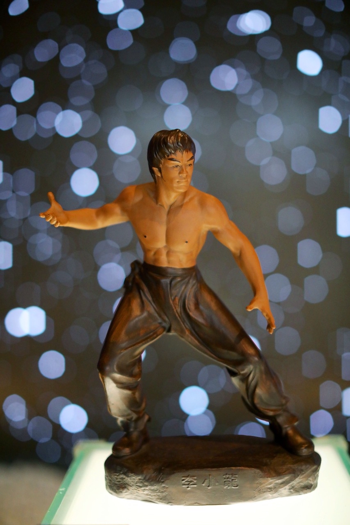 A Shiwan ceramic figurine from Foshan, Guangdong Province of Bruce Lee is displayed on May 18, 2024. /IC