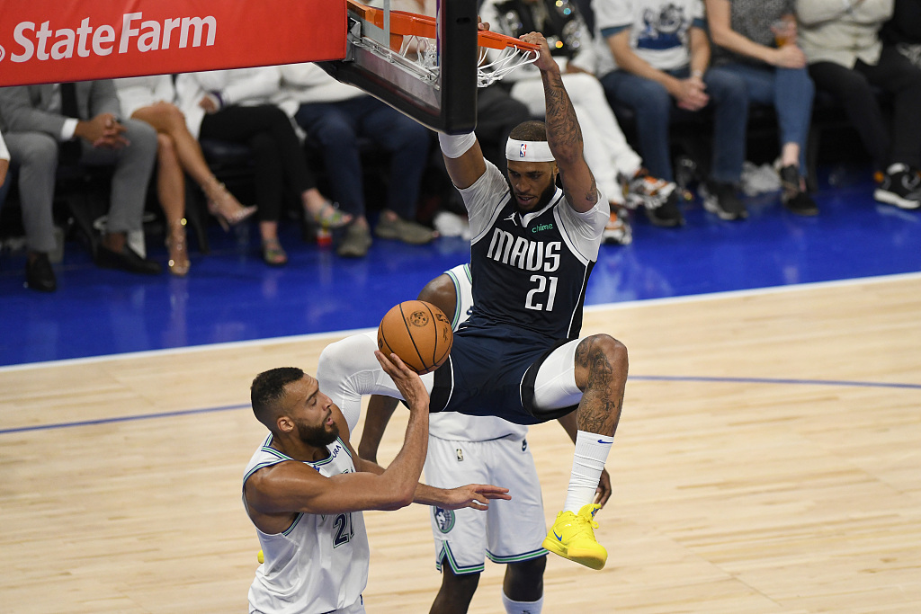 Daniel Gafford (#21) of the Dallas Mavericks dunks in Game 1 of the NBA Western Conference Finals against the Minnesota Timberwolves at the Target Center in Minneapolis, Minnesota, May 22, 2024. /CFP