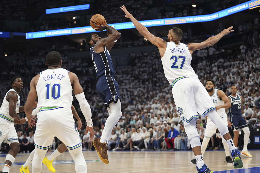 Kyrie Irving (C) of the Dallas Mavericks shoots in Game 1 of the NBA Western Conference Finals against the Minnesota Timberwolves at the Target Center in Minneapolis, Minnesota, May 22, 2024. /CFP