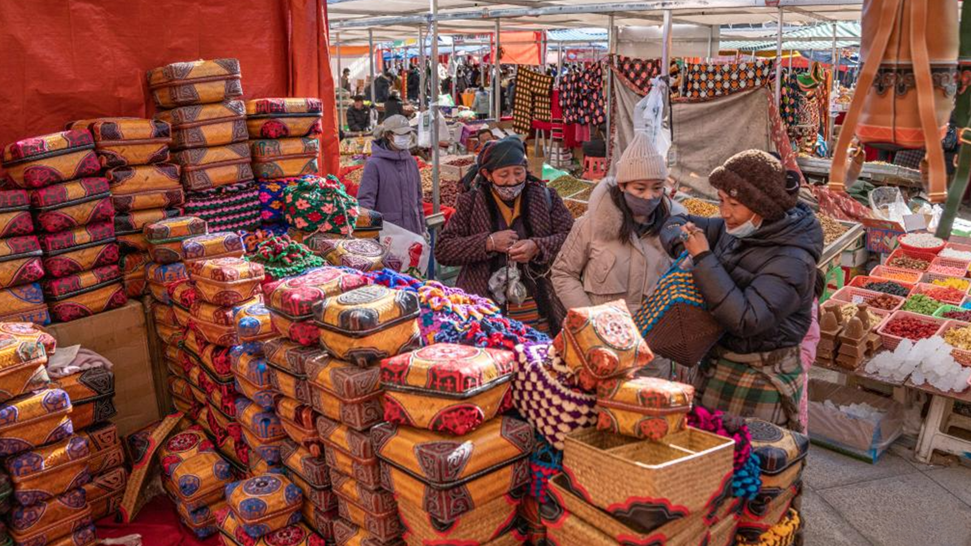 People shop for goods for the farmers' New Year at a market in Xigaze, southwest China's Xizang Autonomous Region, January 9, 2024. /Xinhua