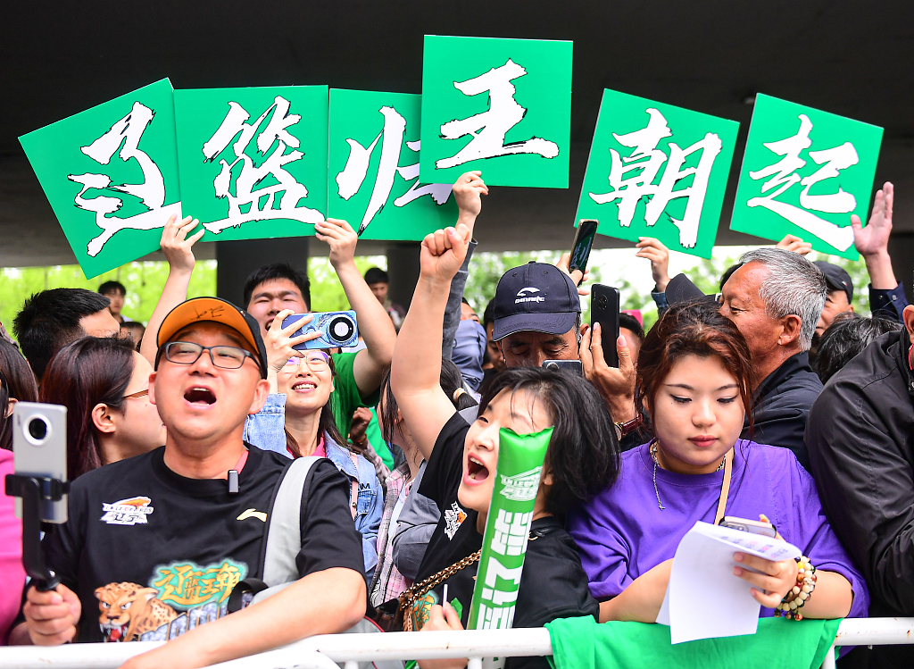 Fans cheer for the arrival of the Liaoning Flying Leopards at the airport in Shenyang, China, May 23, 2024. /CFP