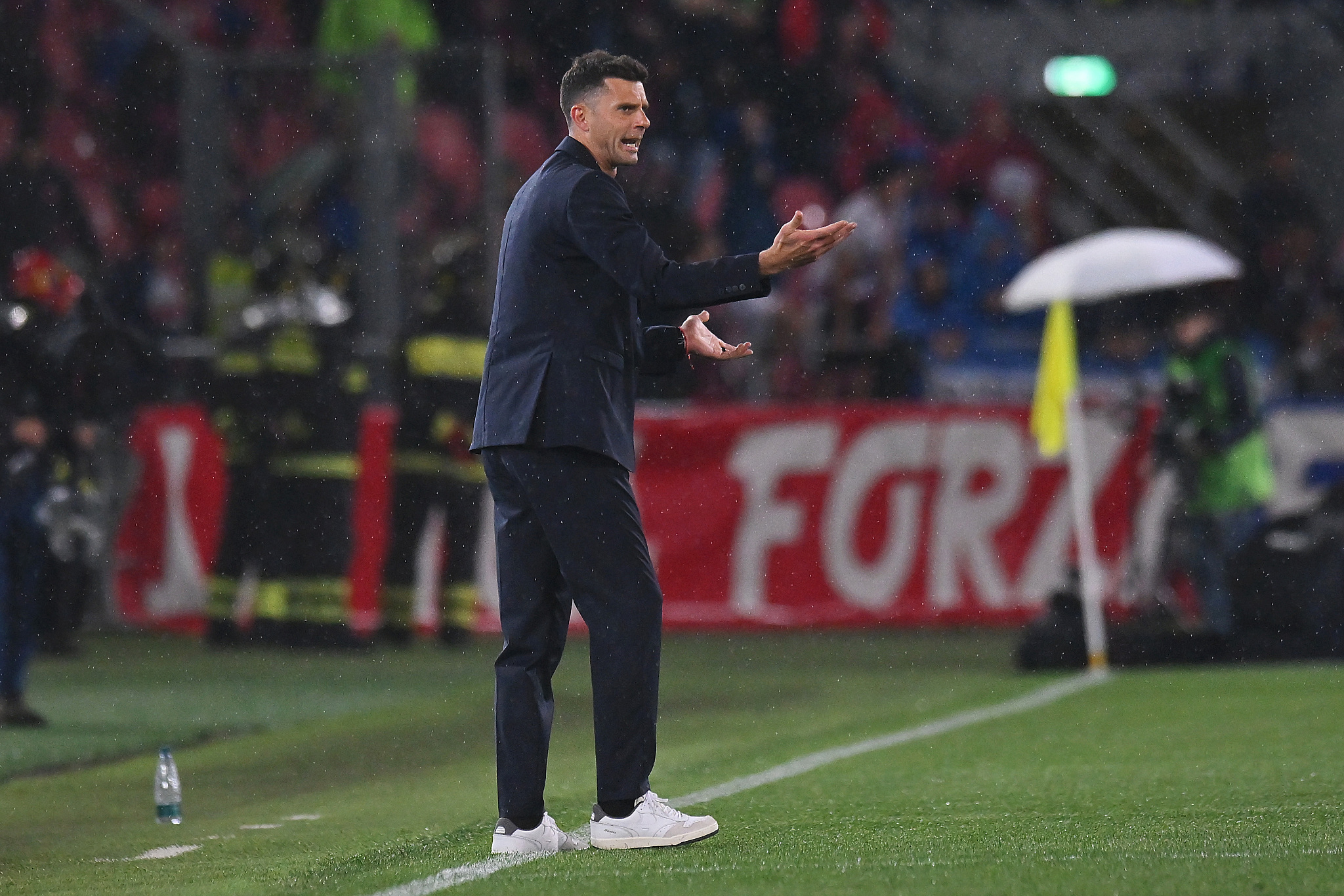 Thiago Motta gestures during the Serie A match between Bologna and Juventus at Stadio Renato Dall'Ara in Bologna, Italy, May 20, 2024. /CFP