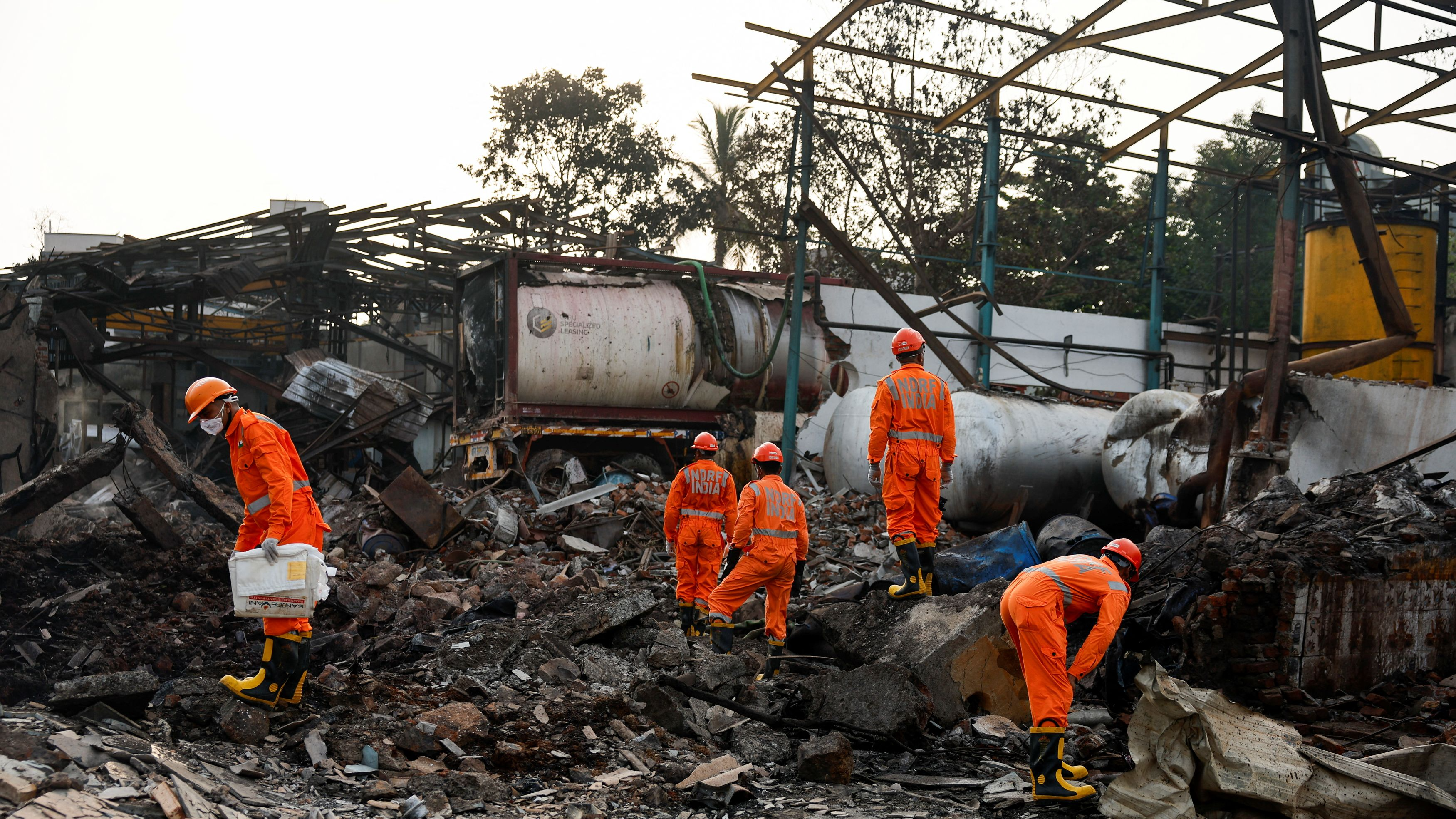National Disaster Response Force (NDRF) officials look for survivors after a blast at a chemical factory in Dombivli, Thane district of Maharashtra, India, May 24, 2024. /Reuters
