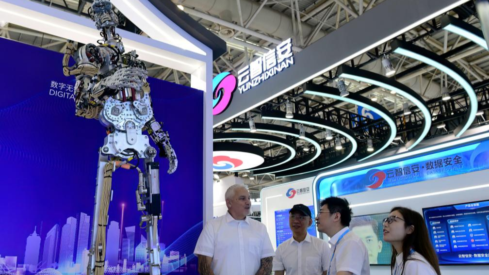 Visitors watch the demonstration of a bionic robot at the on-site experience area for the 7th Digital China Summit in Fuzhou City, southeast China's Fujian Province, May 23, 2024. /Xinhua