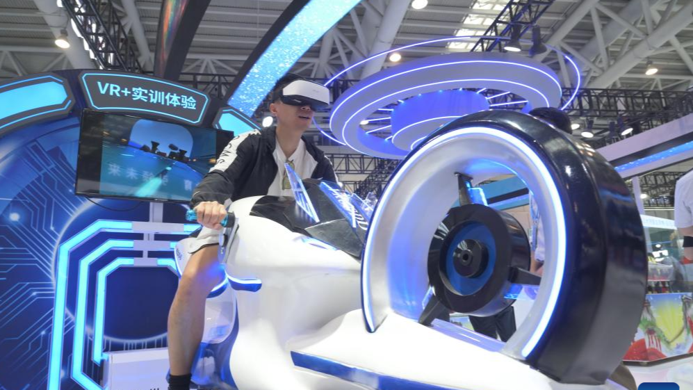 A visitor experiences a motion-sensing VR game at the on-site experience area for the 7th Digital China Summit in Fuzhou City, southeast China's Fujian Province, May 23, 2024. /Xinhua
