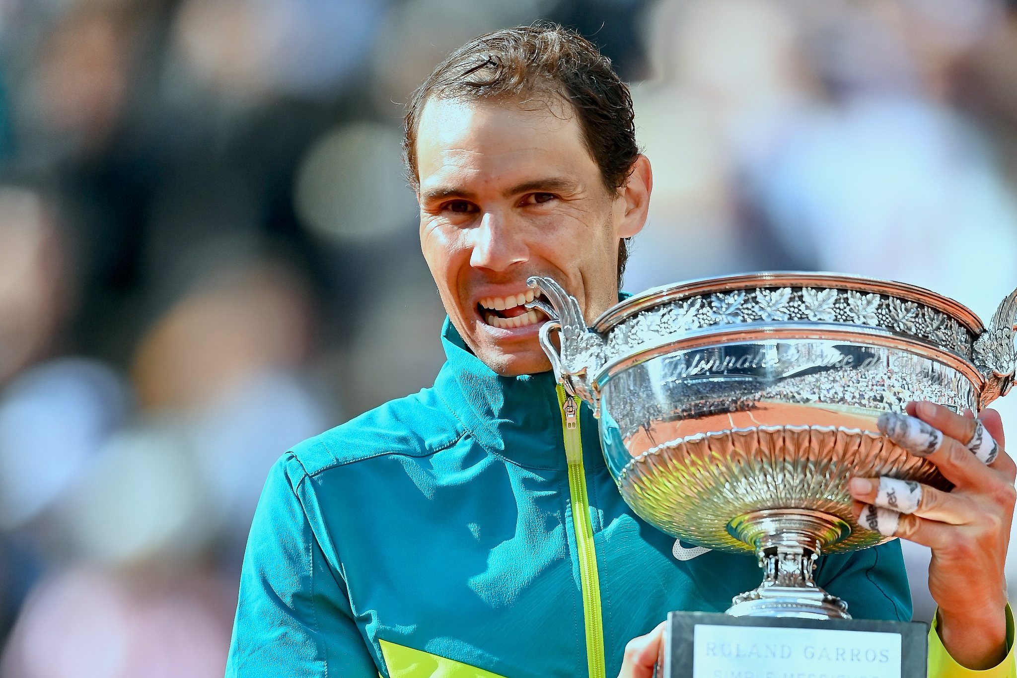 Rafael Nadal of Spain celebrates with the trophy after winning the French Open at Roland Garros in Paris, France, June 5, 2022. /CFP