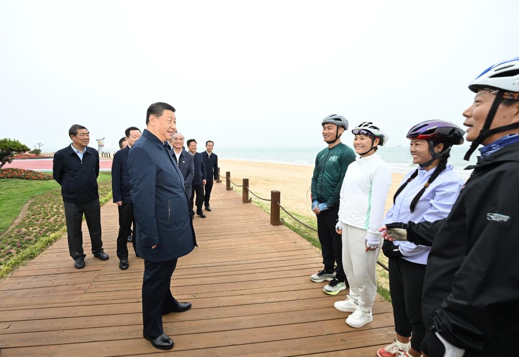 Chinese President Xi Jinping visits a coastal greenway in Rizhao City, east China's Shandong Province, May 22, 2024. /Xinhua 