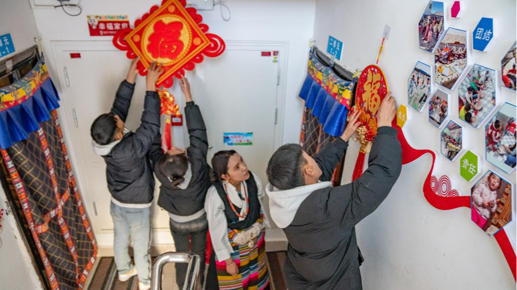 Tenzin Drolma and children decorate their house in Xigaze, southwest China's Xizang Autonomous Region, January 8, 2024. /Xinhua