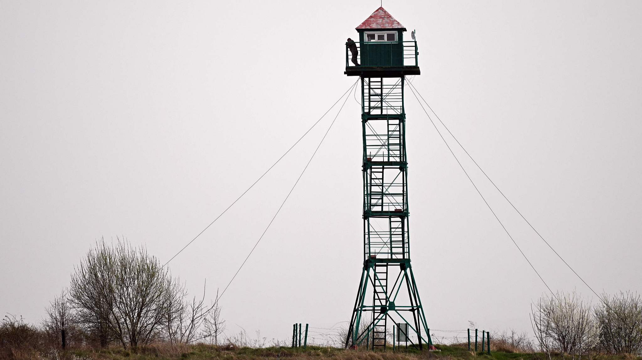 A Polish border guard watches from the observation tower at the Polish-Ukrainian border in the Medyka crossing, Subcarpathian region in the southeast of Poland, March 30, 2024. /CFP