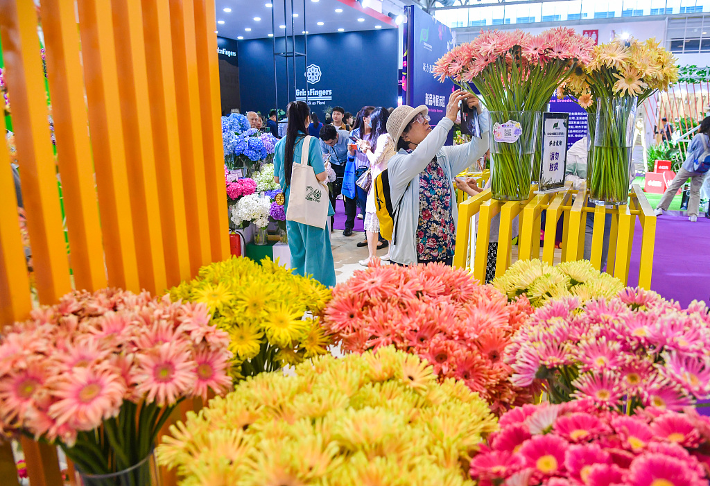 Visitors crowd the exhibition area of the 26th Hortiflorexpo IPM Beijing at the China International Exhibition Center (Shunyi Hall) on May 24, 2024. /CFP