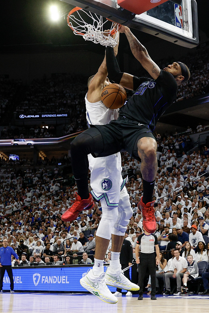 Daniel Gafford (#21) of the Dallas Mavericks dunks in Game 2 of the NBA Western Conference Finals against the Minnesota Timberwolves at the Target Center in Minneapolis, Minnesota, May 24, 2024. /CFP