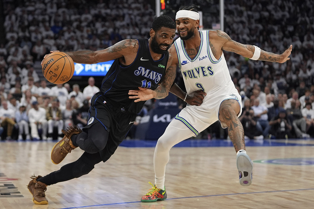 Kyrie Irving (L) of the Dallas Mavericks penetrates in Game 2 of the NBA Western Conference Finals against the Minnesota Timberwolves at the Target Center in Minneapolis, Minnesota, May 24, 2024. /CFP