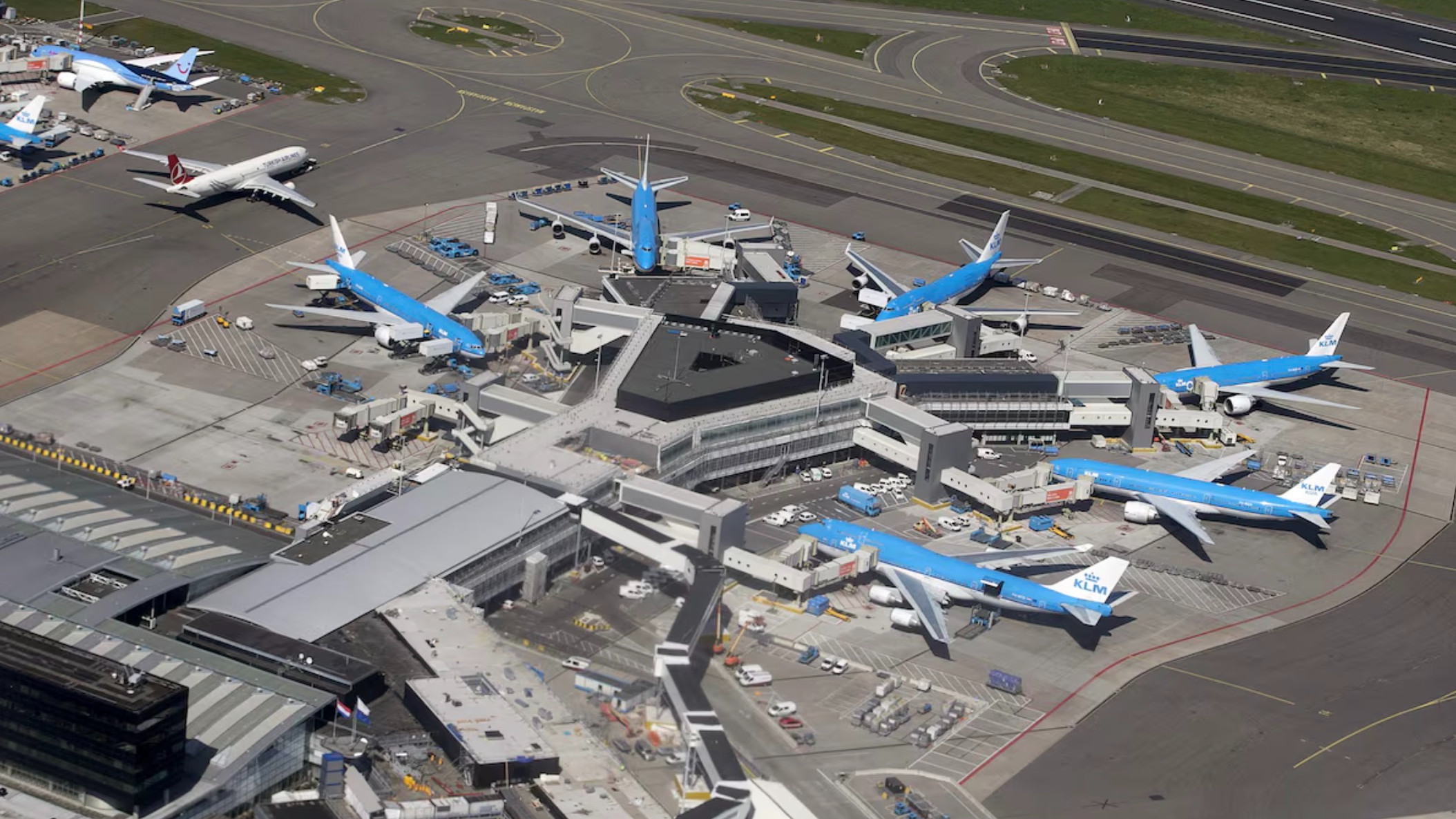 KLM aircraft are seen on the tarmac at Schipol airport near Amsterdam April 15, 2015. /Reuters