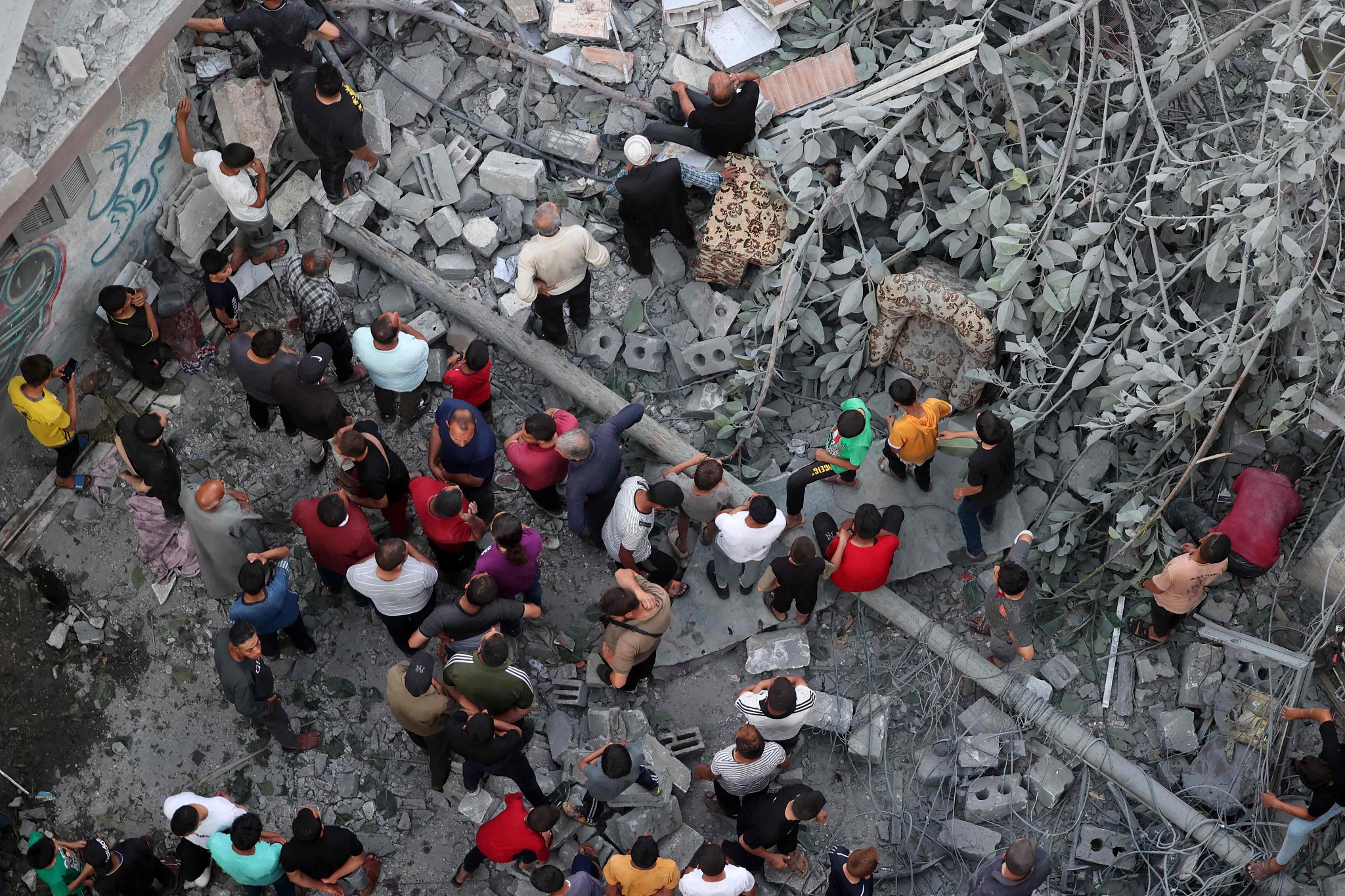 Palestinians search for survivors at the site of an Israeli strike on the Al-Daraj neighborhood in Gaza City, May 24, 2024. /CFP