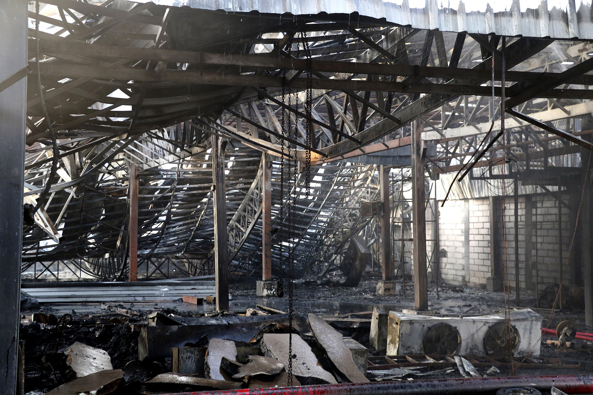 Mangled and burnt ceiling of an entertainment park is seen after a fire in Rajkot, Gujarat, India, May 25, 2024. /CFP