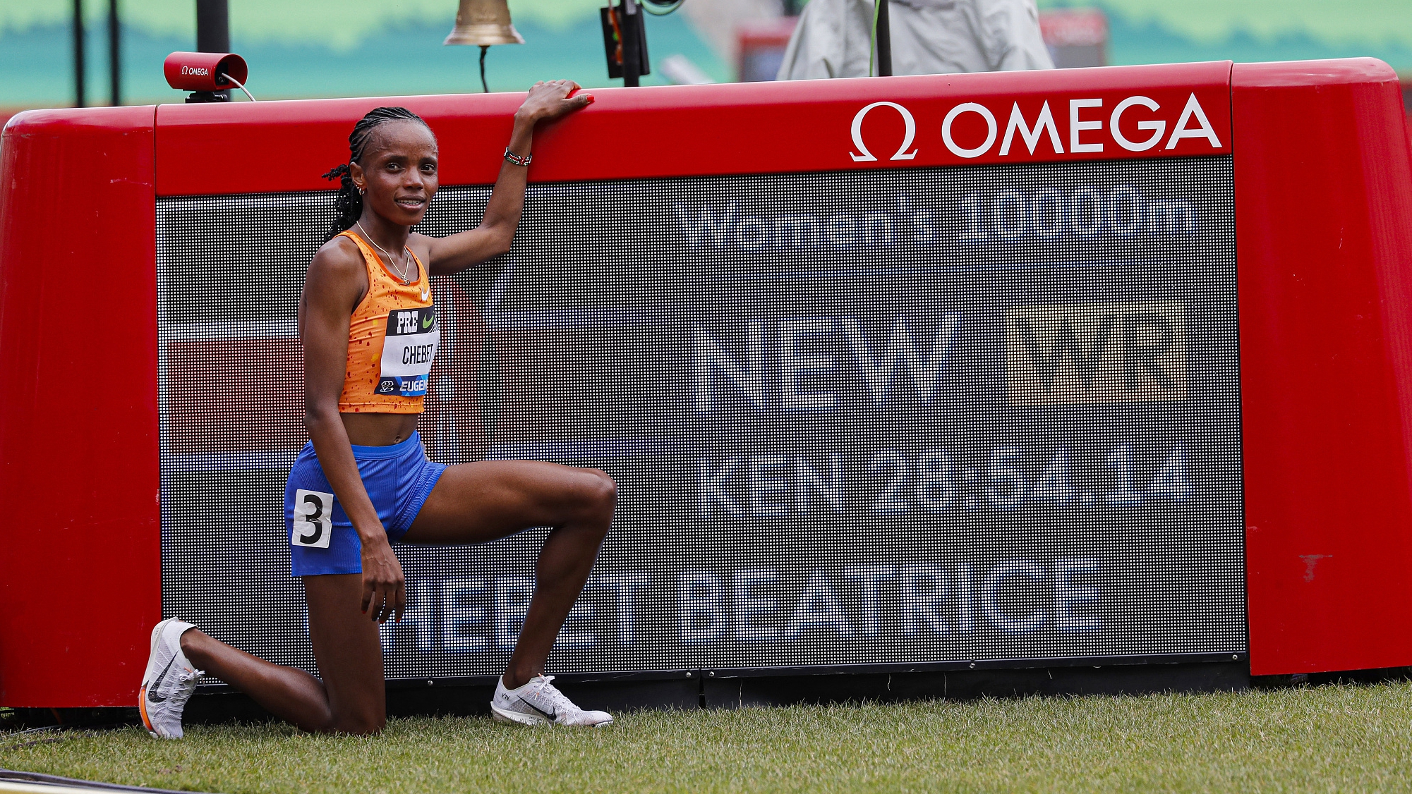 Beatrice Chebet of Kenya sets a world record in the 10,000 with a time of 28:54.14 during the Prefontaine Classic track and field meet in Eugene, U.S., May 25, 2024. /CFP