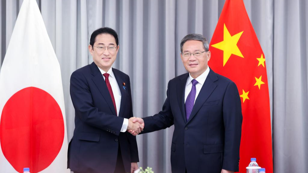 Chinese Premier Li Qiang (R) shakes hands with Japanese Prime Minister Fumio Kishida in Seoul, South Korea, May 26, 2024. /Xinhua