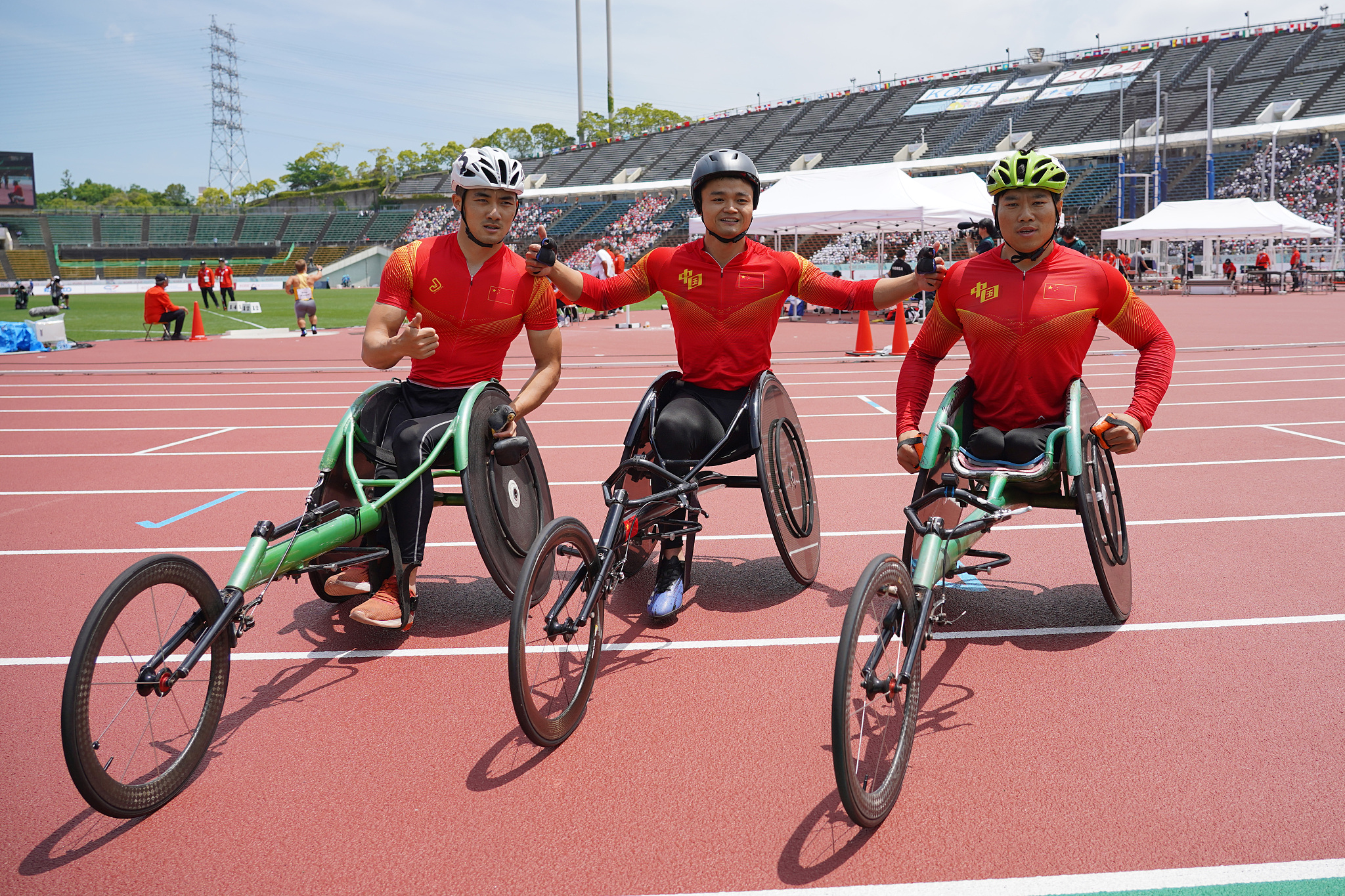 L-R: Bronze medalist Zhang Ying, gold winner Hu Yang and silver medalist Dai Yunqiang celebrate as Team China dominate the men's 400m T54 final during the World Para Athletics Championships in Kobe, Japan, May 20, 2024. /CFP