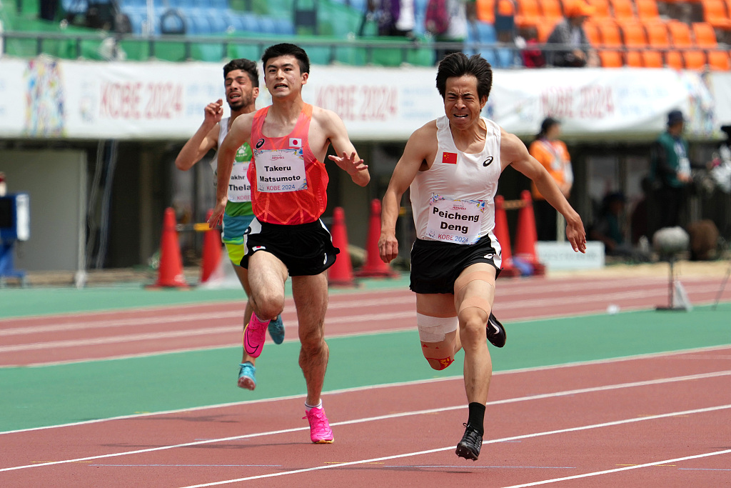 Deng Peicheng (R) of China competes en route to winning the gold medal in the men's 100m T36 final during the World Para Athletics Championships in Kobe, Japan, May 23, 2024. /CFP