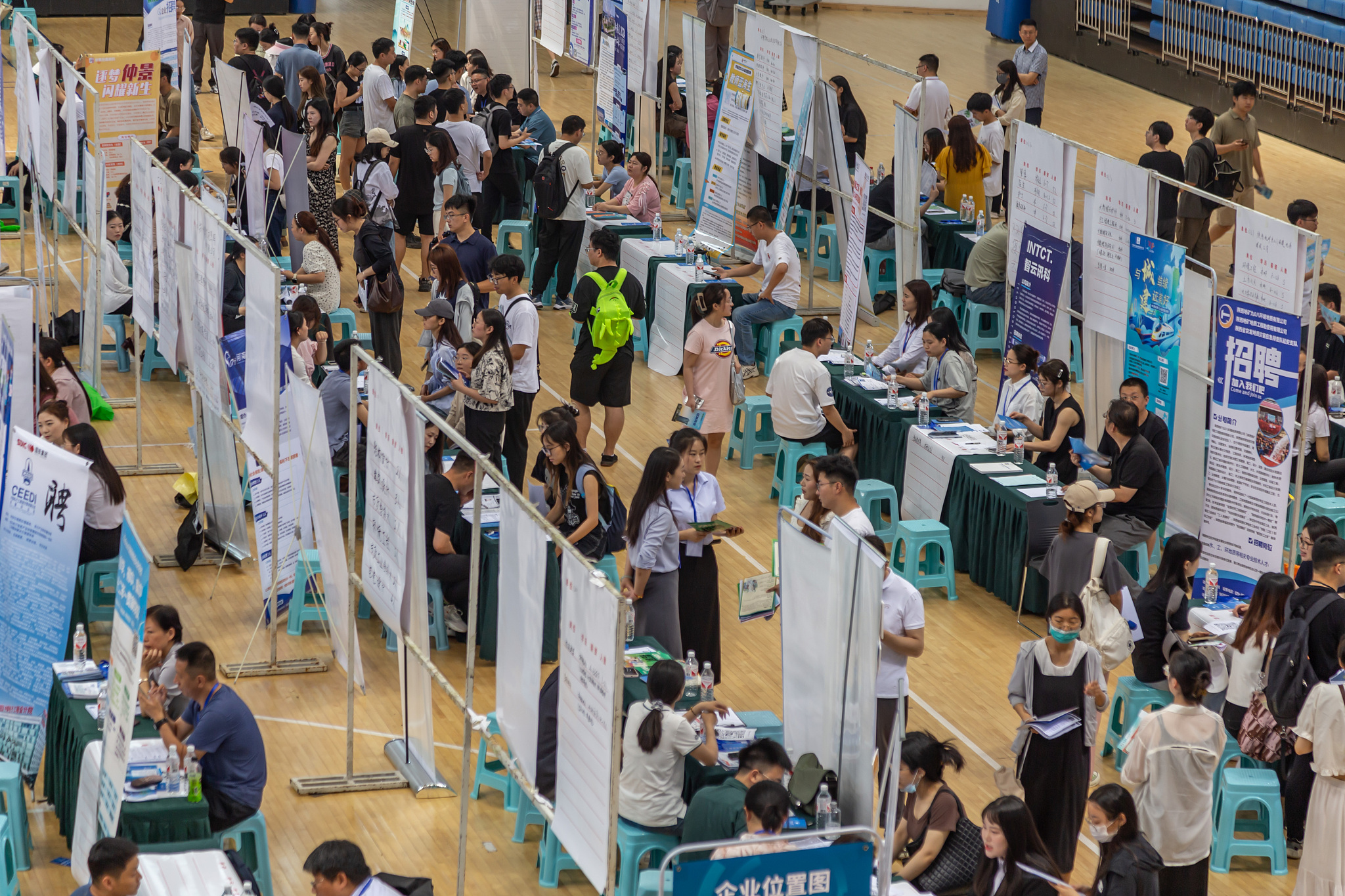 A view of Zhengzhou University 2024 spring recruitment and intern double selection event in Zhengzhou City, capital of central China's Henan Province, May 24, 2024. /CFP