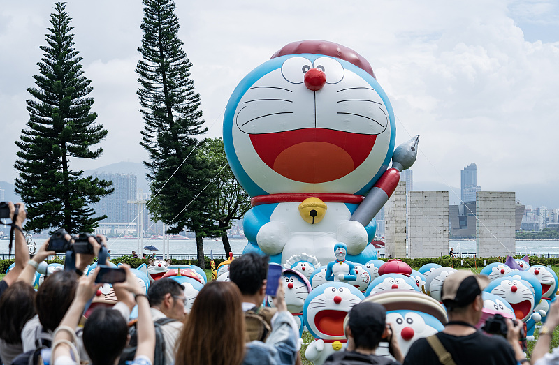 Visitors take photos with models of the Japanese animated character Doraemon at the Sun Yat Sen Memorial Park in Hong Kong, May 25, 2024. /CFP