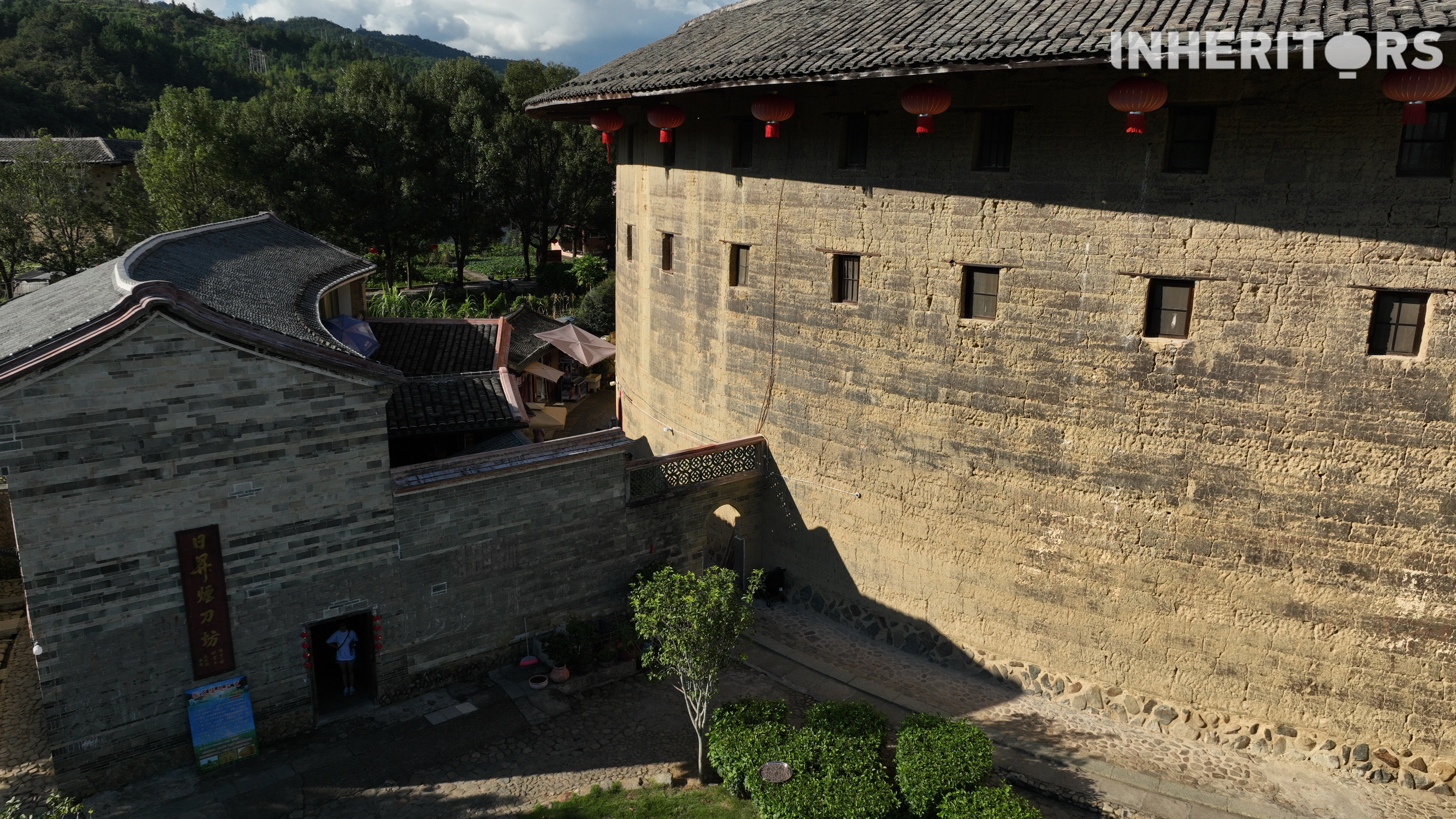 Rocks form the foundations of tulou buildings. /CGTN