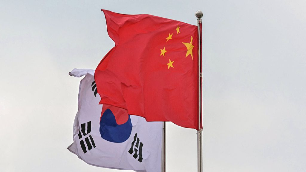 The national flags of China and South Korea flutter in the wind before the arrival of Chinese Premier Li Qiang at Seoul Air Base in Seongnam, South Korea, May 26, 2024. /CFP
