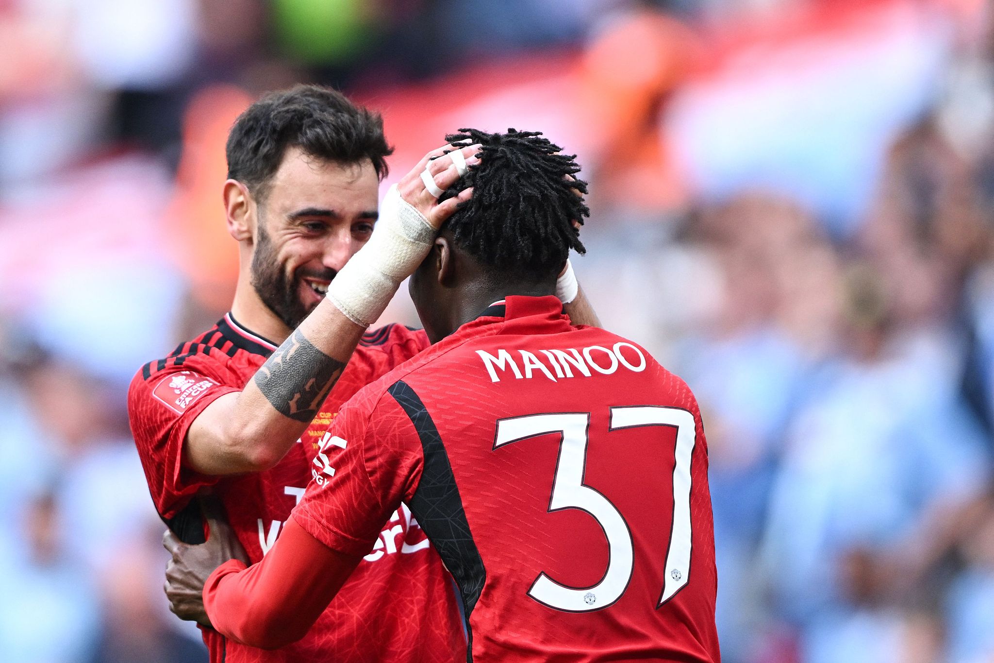 Manchester United's Kobbie Mainoo (R) celebrates with Bruno Fernandes during the FA Cup final at Wembley stadium, in London, England, May 25, 2024. /CFP