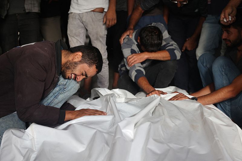 Palestinians mourn relatives killed in an overnight Israeli strike on a camp for internally displaced people in Rafah, May 27, 2024. /CFP