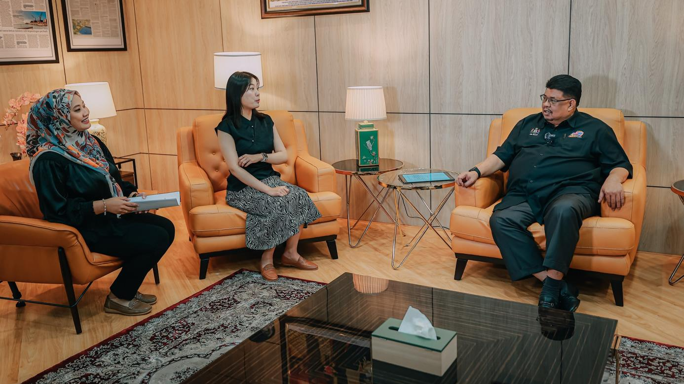 Melaka Chief Minister Ab Rauf Yusoh engages in a joint interview with reporters from CGTN and BERNAMA TV, May 15, 2024. /Melaka Chief Minister's Office