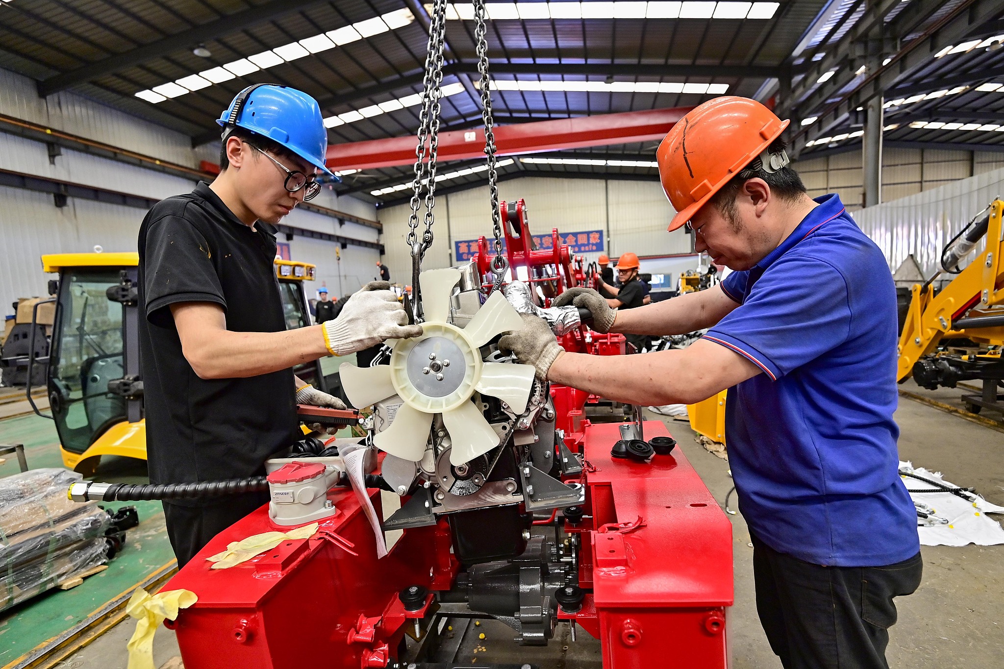 Workers assembled and produced at a factory of a loader manufacturing enterprise in Weifang, East China's Shandong Province on May 27. /CFP