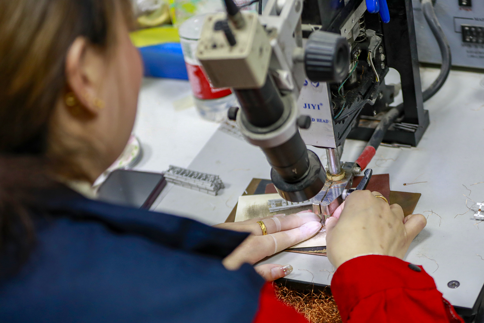 Worker producing new electronic components at a factory in Suqian, Jiangsu Province, April 8, 2024./ CFP