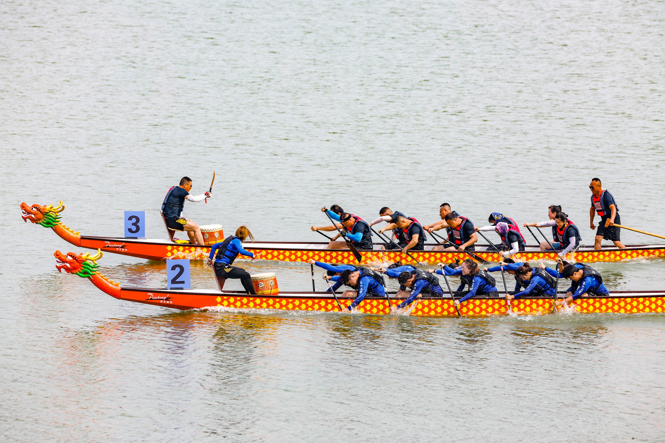 Two teams compete during a dragon boat race at Dugonghu National Wetland Park in Wuhan, Hubei Province on May 26, 2024. /IC