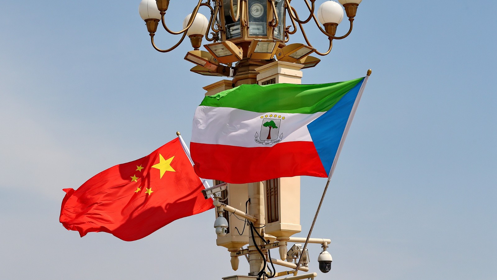 National flags of China and Equatorial Guinea. /CFP