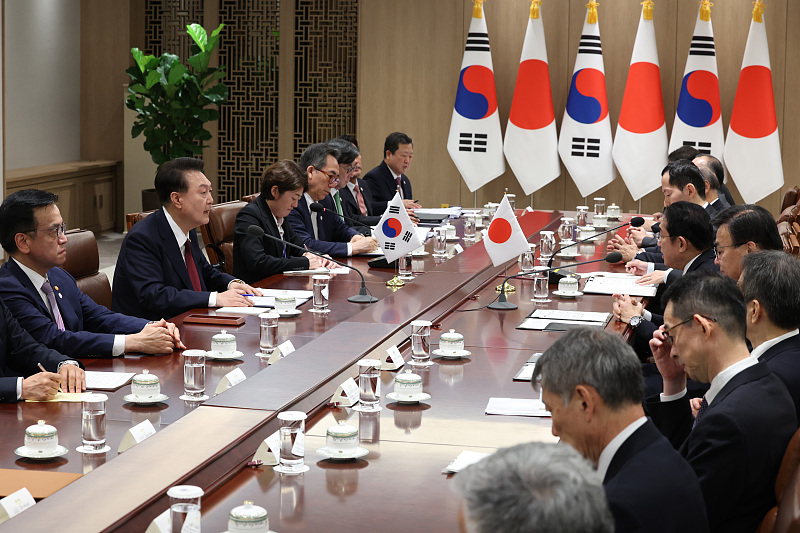 South Korean President Yoon Suk-yeol (left row, second from left) speaks during the South Korea-Japan summit at the presidential palace in Yongsan, South Korea, May 26, 2024. /CFP