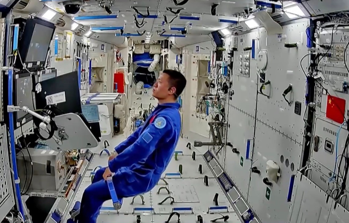 Shenzhou-18 astronaut Li Cong monitors extravehicular activities, May 28, 2024. /CMG