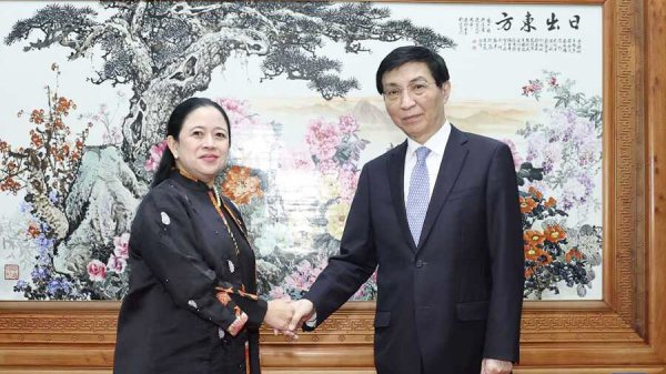 Wang Huning (R), chairman of the National Committee of the Chinese People's Political Consultative Conference, shakes hands with Speaker of Indonesia's House of Representatives Puan Maharani in Beijing, China, May 28, 2024. /Xinhua