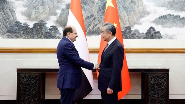 Chinese Foreign Minister Wang Yi (R) shakes hands with Yemeni Foreign Minister Shayea Mohsen Al-Zindani, Beijing, China, May 28, 2024. /Chinese Foreign Ministry